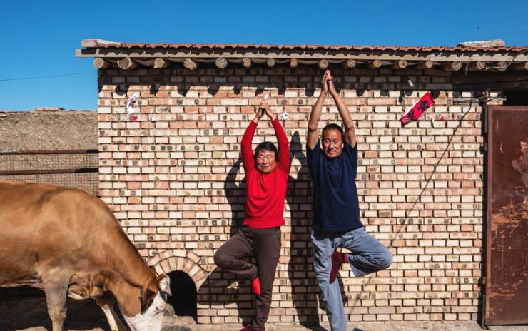 中国瑜伽第一村：全村练瑜伽 村民烧火放牛都在练