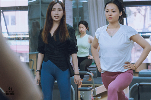 从普拉提小白到月入 3 万职业教练，我经历了...