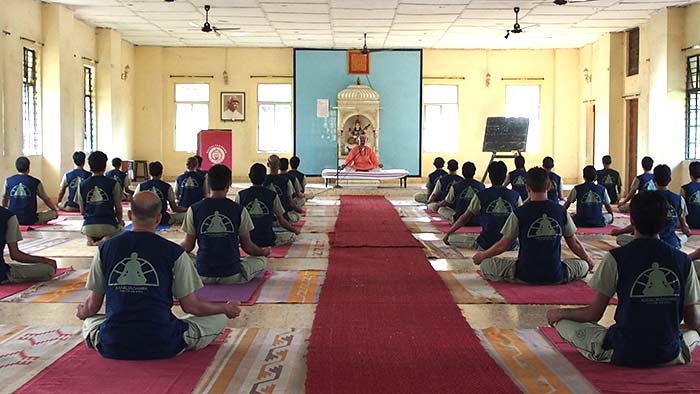 瑜伽教练培训：盘点印度瑜伽大学排名，哪家正统？