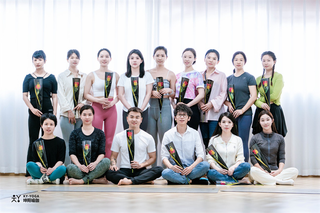 花2w学了个瑜伽教练，每月副业收入2千块