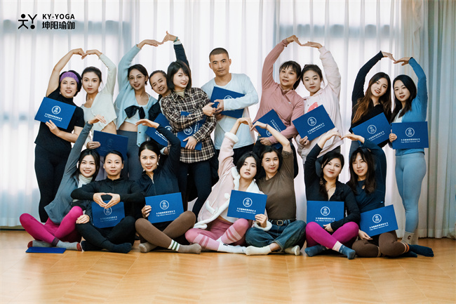 低学历女孩的出路，瑜伽教练前景怎么样？