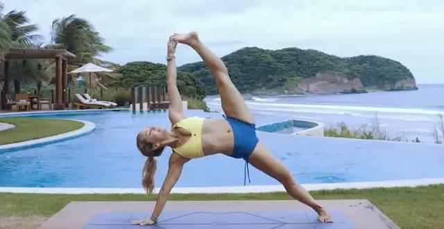 瑜伽传统拜日12式，是瑜伽教练培训的必学之一
